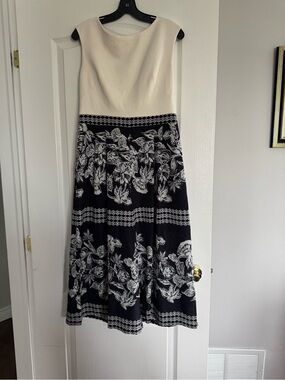 Vince Camuto Black and Cream Floral A-Line Midi Skirt. Ptp 17 inch